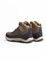 Bota de trekking marca Scandinavian, color marrón con detalles en negro. Presenta un diseño de caña media con refuerzos en la puntera y el talón, suela de goma dentada para mayor tracción y tecnología impermeable.