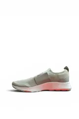 Championes deportivos Puma modelo Wired Slip On de color gris claro, con diseño sin cordones, banda elástica cruzada con el logo de la marca en relieve y suela blanca con detalles en tono rosado.