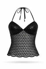 Top negro con escote halter y diseño de encaje calado con lentejuelas integradas. Presenta un corte ajustado y ruedo con terminación festoneada.
