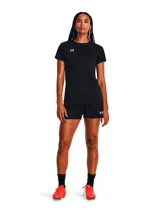 Short deportivo Under Armour de la línea Challenger, color negro, con cintura elástica y logo de la marca estampado en contraste en la pierna.