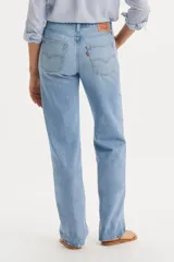 Pantalón de jean de corte baggy con tiro alto y pierna recta, confeccionado en denim de lavado claro.