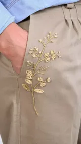 Bombacha de campo color beige, confeccionada en lino, con detalle de delicado bordado floral en hilo crudo junto al bolsillo.
