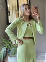 Top corto verde oliva de tejido acanalado, con breteles finos y escote recto.