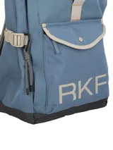 Mochila roll-top color azul de la línea Water Resistant de Rockford, confeccionada en canvas rip-stop de poliéster reciclado. Cuenta con bolsillo frontal con solapa y broche, detalles en color beige, el logo de la marca estampado en la base y base reforzada en negro.