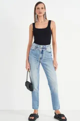 Pantalón de jean celeste con corte recto, tiro alto y cordón ajustable en la cintura.