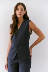 Chaleco marrón con botones, corte midi y escote en V.