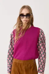 Top sin mangas fucsia tejido con lúrex, de silueta holgada y cuello redondo.