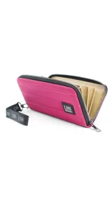 Billetera larga con cierre perimetral, confeccionada en nylon capitoneado color verde petróleo. Cuenta con correa de mano desmontable con logo estampado y parche frontal con marca LNS.