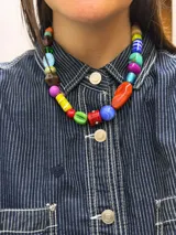 Collar corto de cuentas multicolor elaborado con cuentas de cristal de murano, acrílico, cerámica y cristales checos, con cierre de cadena de acero quirúrgico y ganchito regulable.