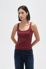 Musculosa de poliamida al cuerpo con cuello cuadrado y breteles anchos.