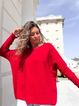 Sweater de punto color rojo, con cuello redondo, manga larga y diseño holgado oversize.