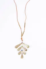 Collar con colgante de pétalos martillados color plateado, con detalles de piedras de colores y cordón marrón.