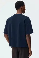 Remera oversized de punto liviano color azul marino, con cuello redondo ribeteado y hombros caídos.