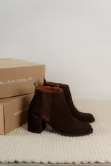 Botas cortas de cuero marrón con elástico lateral y tacón ancho.