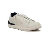Championes casuales de color blanco con cierre lateral funcional y cordones al tono. Presenta detalles en azul marino en el cuello y en la parte trasera de la suela.