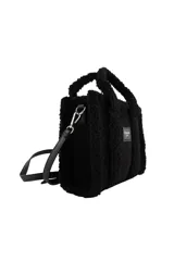 Cartera tipo tote bag de Las Oreiro, confeccionada en material efecto gamuza color beige con detalles de textura tipo corderito en las asas y bordes. Incluye un parche frontal con el logo de la marca y correa ajustable.