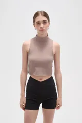 Top de poliamida con textura acanalada, diseño ajustado al cuerpo, sin mangas y cuello alto.