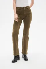 Pantalon jean de corte recto y tiro alto, color negro, con bolsillos laterales y traseros.