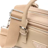 Cartera chica color beige, con doble asa fija, correa de hombro ajustable, forro interior textil, bolsillo interno con cierre y bolsillo externo delantero.
