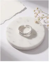 Anillo de plata 925 con diseño de lazo central, de acabado pulido y estructura ajustable.