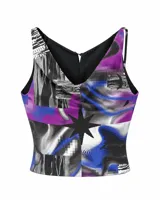 Top reversible sin mangas con escote drapeado, calce relajado y largo a la cintura. Cuenta con un diseño estampado digitalmente en tonos violeta, azul, negro, blanco y gris en un lado, y es de color negro liso en el reverso.