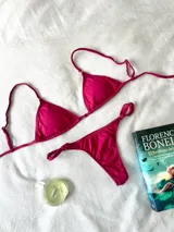 Corpiño de bikini triangular color fucsia, con copas móviles con push-up desmontable y tirantes regulables para atar en la espalda.