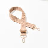 Correa de tela color beige con diseño geométrico en relieve y herrajes metálicos dorados.