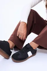 Champion de estilo urbano, color negro con detalle de franja lateral blanca y suela de goma color caramelo. Presenta puntera reforzada y cierre con cordones.