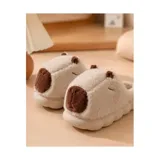 Pantuflas sin talón de diseño inspirado en un capibara, confeccionadas en material texturizado color beige claro, con detalles marrones en el hocico y las orejas, y suela de goma ranurada.