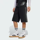 Shorts de denim negro con corte holgado, caracterizados por las icónicas tres rayas de Adidas en los laterales y el logo del trébol bordado. Presentan un diseño de estilo urbano con acabado desgastado.