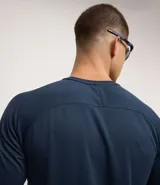 Remera deportiva negra de poliéster con tecnología Dry, cuello redondo, manga larga y estampa lettering en el pecho.