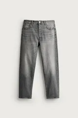 Jeans regular fit de mezclilla negra con efecto lavado, corte recto y tiro medio. Cuenta con diseño de cinco bolsillos y cierre frontal con cremallera y botón.