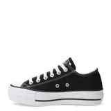 Championes Converse modelo Chuck Taylor All Star Lift, de corte bajo con plataforma elevada. Confeccionados en lona de algodón negra, cuentan con puntera de goma blanca, cordones blancos y ojales metálicos.