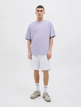 Camiseta lila de manga corta con estampado en la espalda de hojas y círculos en tonos blanco y naranja.