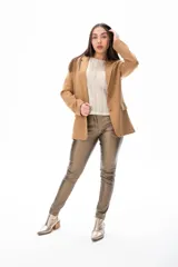 Blazer color camel de corte clásico, con solapas de muesca, cierre frontal con dos botones, bolsillos laterales con solapa y mangas largas. Confeccionado en tejido suave al tacto compuesto por poliéster, viscosa y spandex.