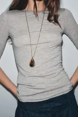 Camiseta gris jaspeada de manga tres cuartos y cuello redondo, corte ajustado (slim fit).