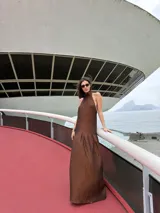 Vestido largo marrón de crepe texturizado, con cuello halter fruncido, diseño holgado y falda larga con vuelo.