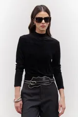 Lentes de sol cuadrados con montura gruesa de carey y lentes grises.