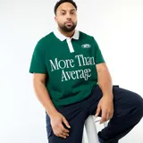 Remera estilo rugby de manga corta en color verde, con cuello polo blanco y cierre frontal parcial. Presenta un estampado tipográfico en el frente con la frase 'More Than Average' y un pequeño logo ovalado con las siglas 'MTA'.