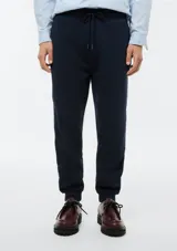 Pantalón tipo babucha de felpa, con cintura elástica ajustable mediante cordón y puños acanalados en los tobillos.