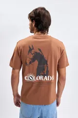 Remera de manga corta color marrón tostado, con cuello redondo y estampa minimalista con texto en el pecho.