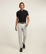 Polo de hombre slim fit color beige, confeccionada en tejido de media malla acanalada de algodón sostenible, con cuello clásico con botones y mangas cortas.