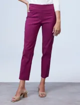 Pantalón verde militar de gabardina elastizada, marca Ruby Rd, corte recto, largo al tobillo y pretina ancha elastizada. Delantera con bolsillos simulados y trasera con bolsillos aplicados.