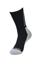 Medias deportivas de caña media, color negro con puntera y talón en gris. Presentan una banda lateral con diseño geométrico y suela con tecnología antideslizante.