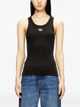 Top de canalé color negro, sin mangas, con escote redondo y detalle metálico con el logo de Diesel en el pecho.