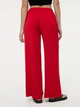 Pantalón color arena de corte recto, con cintura elástica y cordón ajustable.