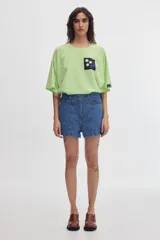 Short de denim azul de tiro alto, corte holgado y pierna ancha, con costuras verticales decorativas en el frente.