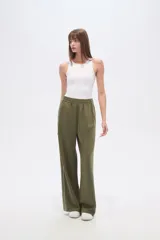 Pantalon deportivo de corte ancho y tiro alto, color verde oliva, con cintura elástica y una línea vertical blanca lateral en cada pierna.