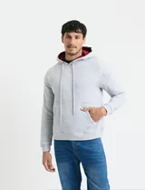 Sweater deportivo con capucha, bolsillo canguro frontal y cordones de ajuste. Presenta un diseño de color azul oscuro con interior de capucha en color verde.