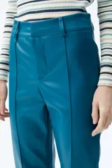 Pantalón de vestir azul eléctrico, de tiro alto y corte recto.